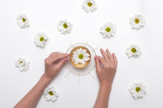 Foto taza de té de manzanilla caliente aislado sobre un fondo blanco