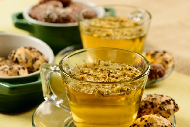 Taza de té de manzanilla con galletas