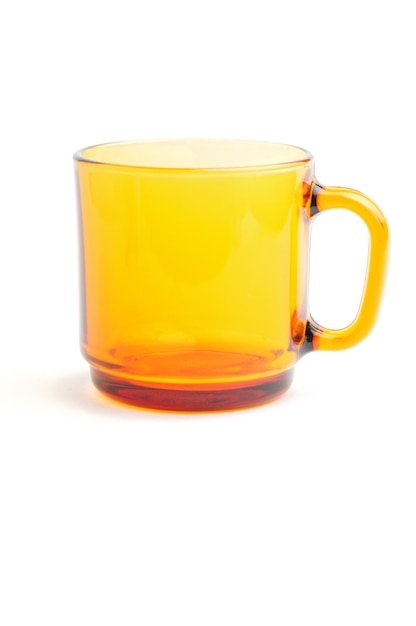 Foto taza de té marrón transparente sobre fondo blanco aislado