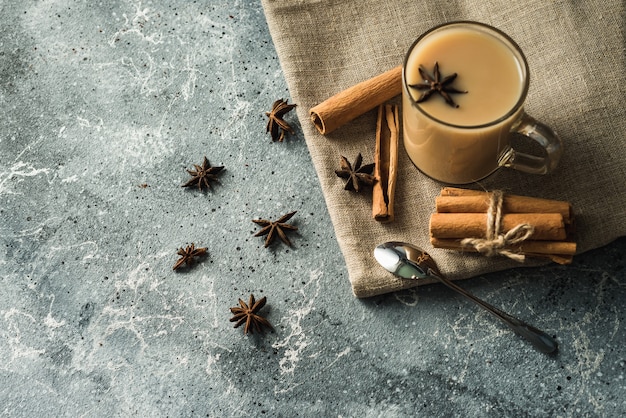 taza de té de masala con canela y anís estrellado