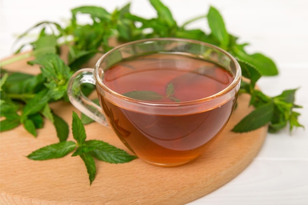 Taza de té de menta en el fondo de la mesa Té verde con vista superior de menta fresca con espacio de copia