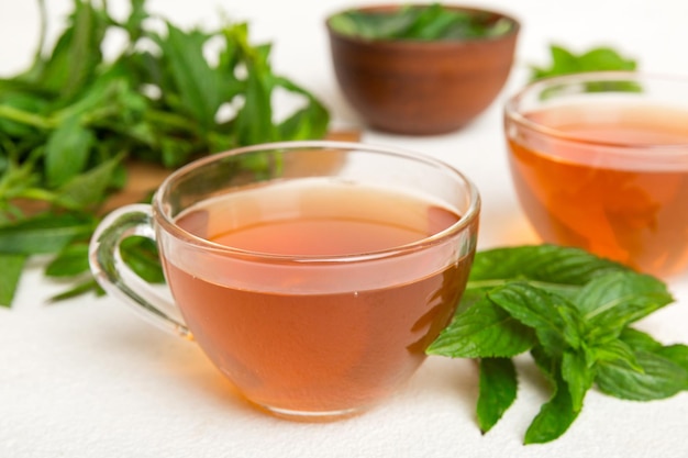 Taza de té de menta en el fondo de la mesa Té verde con vista superior de menta fresca con espacio de copia