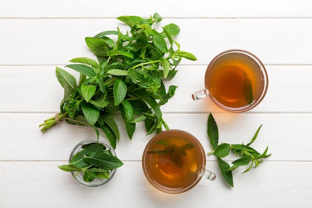 Taza de té de menta en el fondo de la mesa Té verde con vista superior de menta fresca con espacio de copia