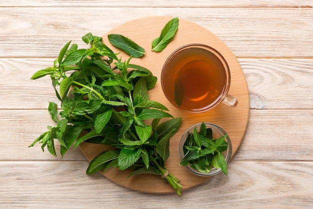 Taza de té de menta en el fondo de la mesa Té verde con vista superior de menta fresca con espacio de copia