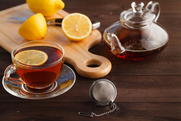 Taza de té con menta y limón.