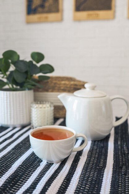 Taza de té en la mesa acogedora foto interior en la cocina