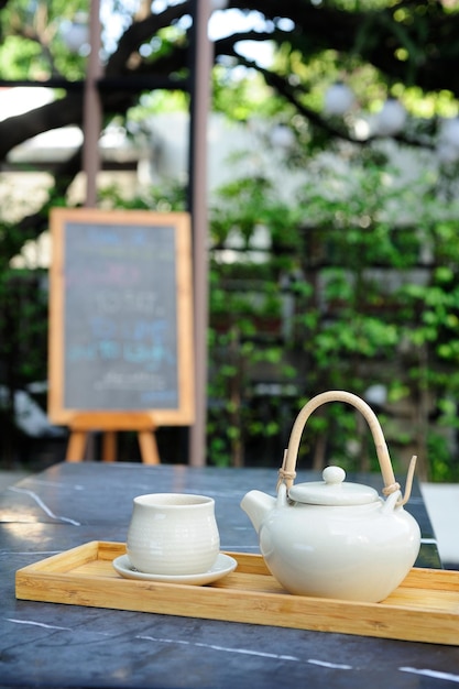 Foto taza de té en la mesa contra los árboles