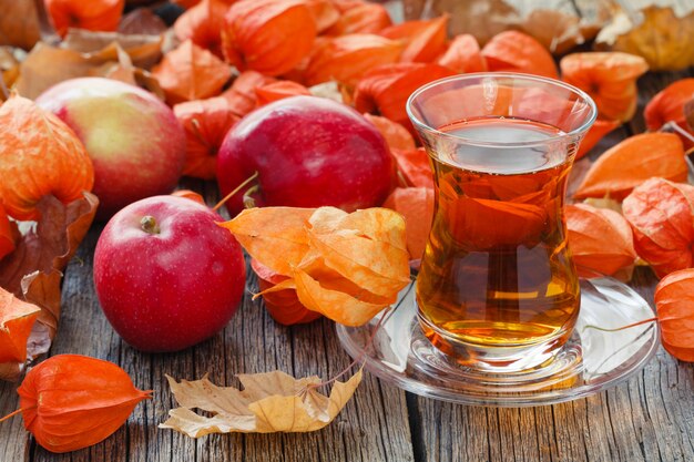 Taza de té en la mesa con la cosecha de otoño