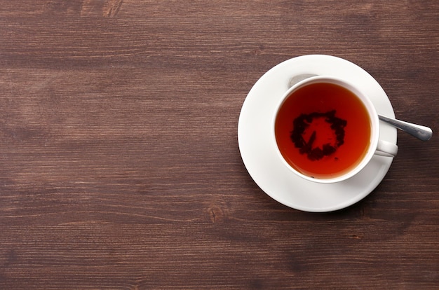 Foto taza de té en la mesa de madera