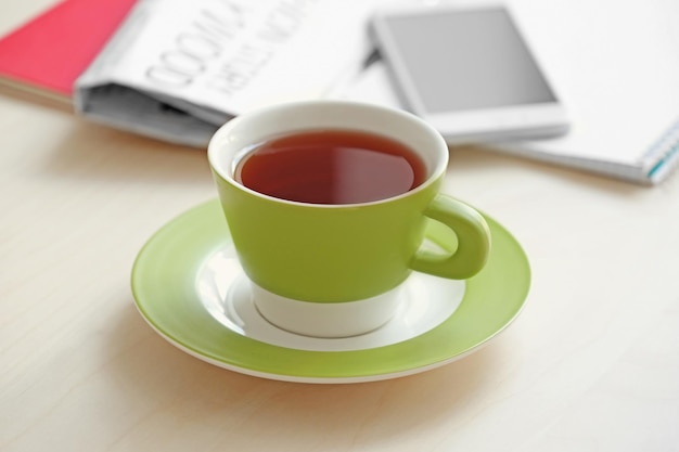 Taza de té en la mesa de madera