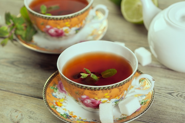 Taza de té en la mesa de madera