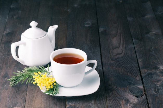 Taza de té en la mesa oscura