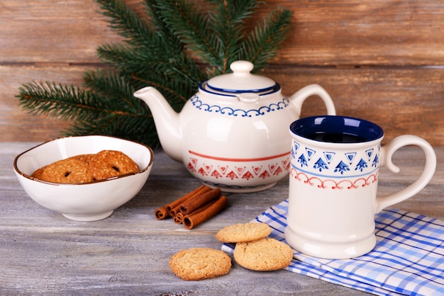 Taza de té en la mesa sobre fondo de madera