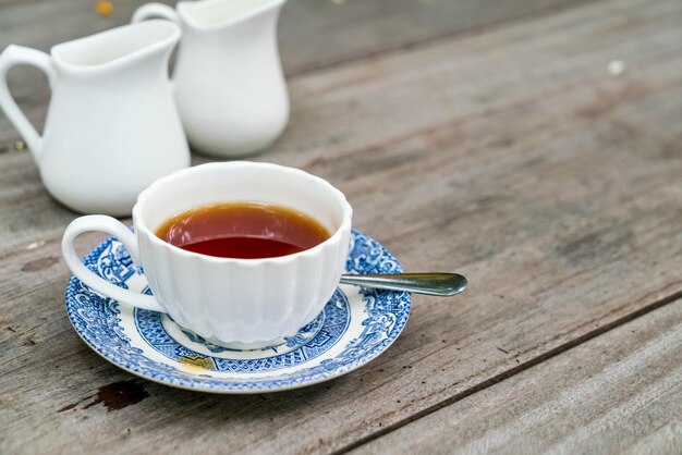 La taza de té en la mesa