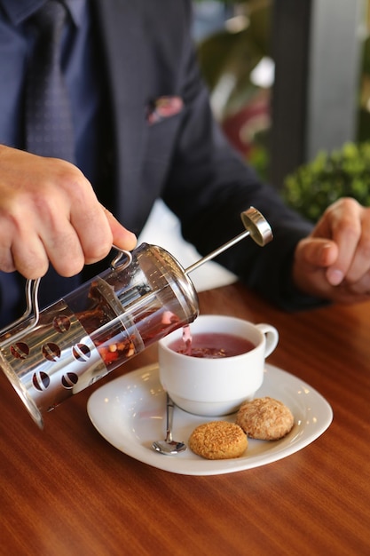 Una taza de té en la mesa