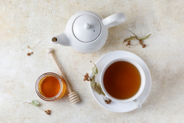 Taza de té con miel y tetera