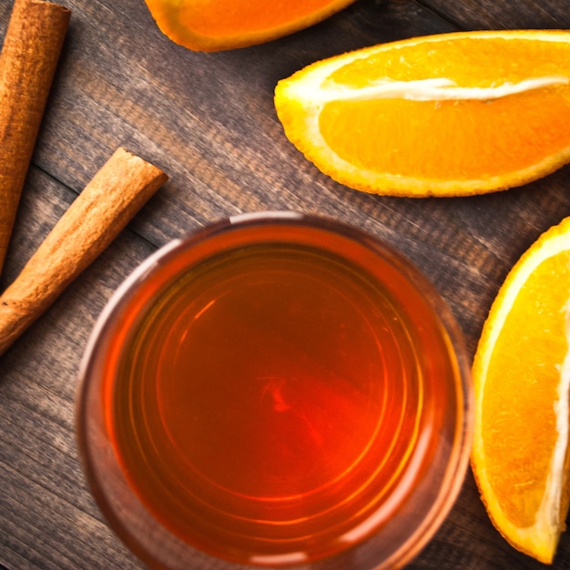 Taza de té con naranja