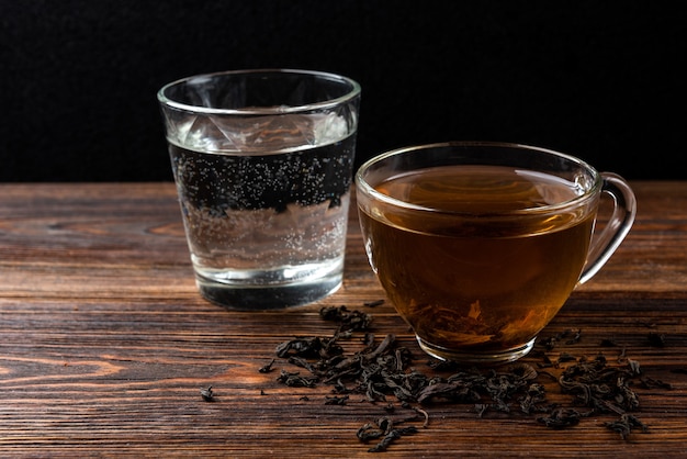 Taza de té negro y agua