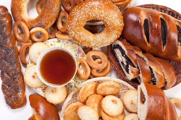 Taza de té negro con horneado dulce