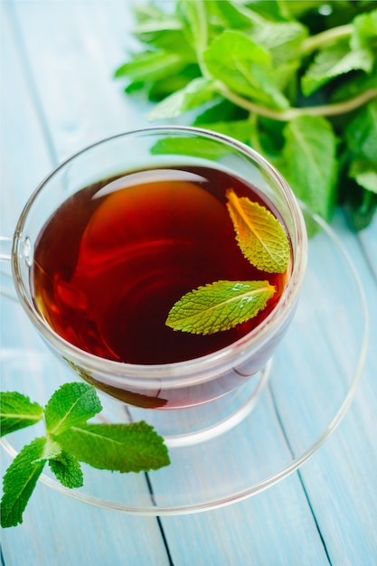 Taza de té negro con menta fresca