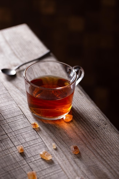 Taza de té negro en una mesa de madera