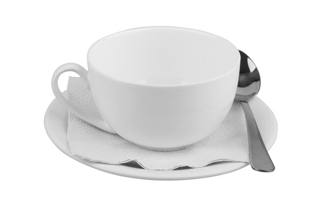 Taza para té o café en platillo con cuchara aislado sobre fondo blanco.