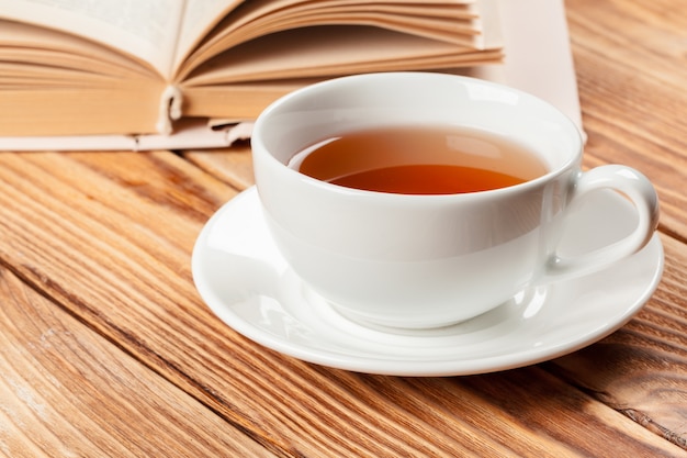 Taza de té de otoño con libro