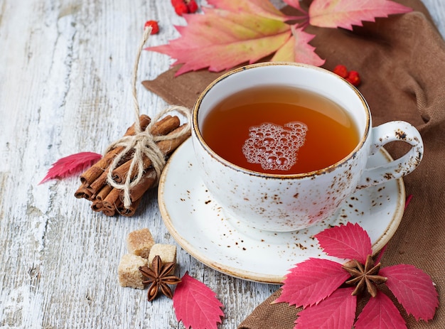 Taza de té de otoño sobre fondo de madera claro