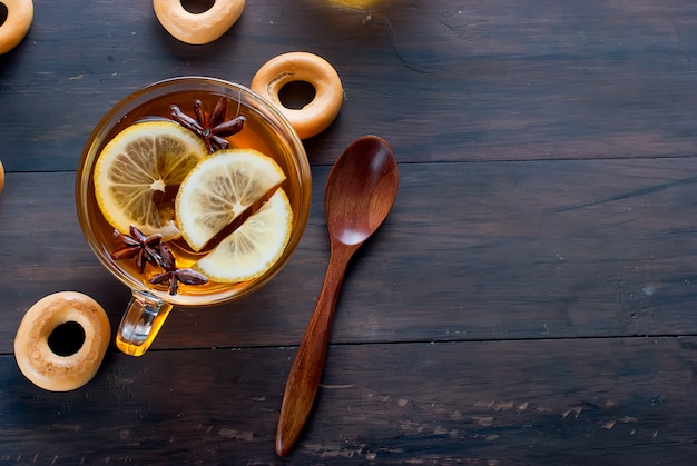 Taza de té y panecillos en una mesa de madera.