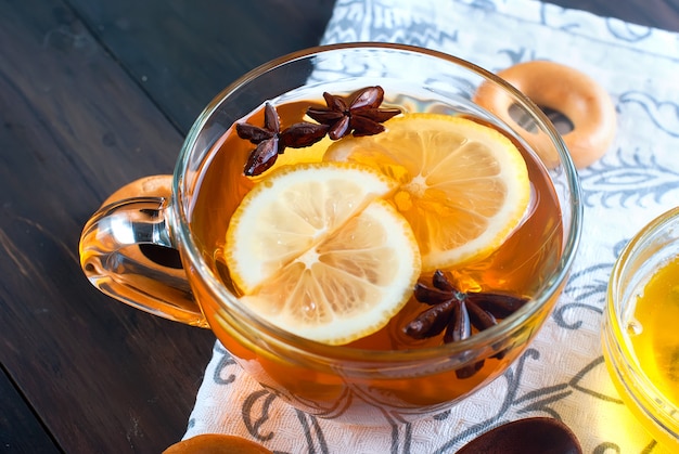 Taza de té y panecillos en una mesa de madera.