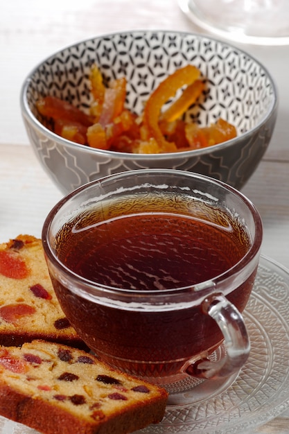 Taza de té con pastel de frutas secas