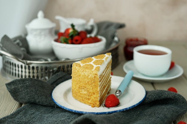 Una taza de té y un pedazo de pastel en la cafetería