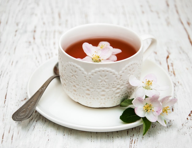 Taza de té y primavera flor de manzana