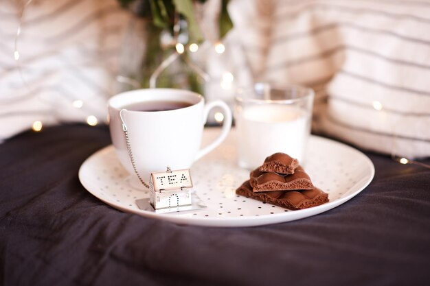 Taza de té con primer plano de chocolate con leche. Buenos días.