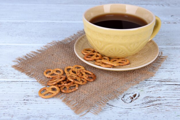 Taza de té en primer plano de la mesa