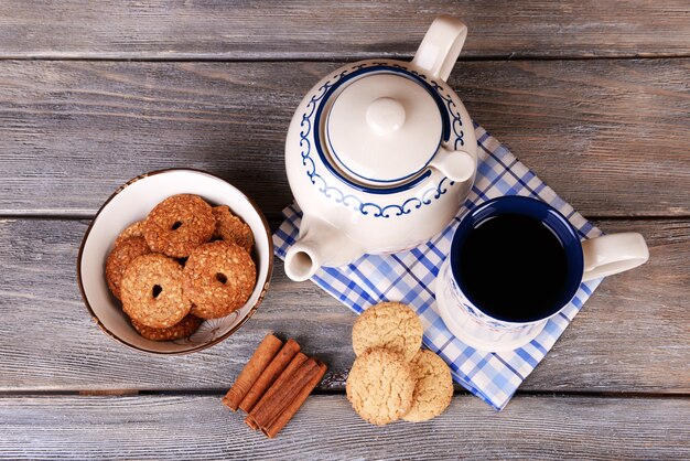 Taza de té en primer plano de la mesa