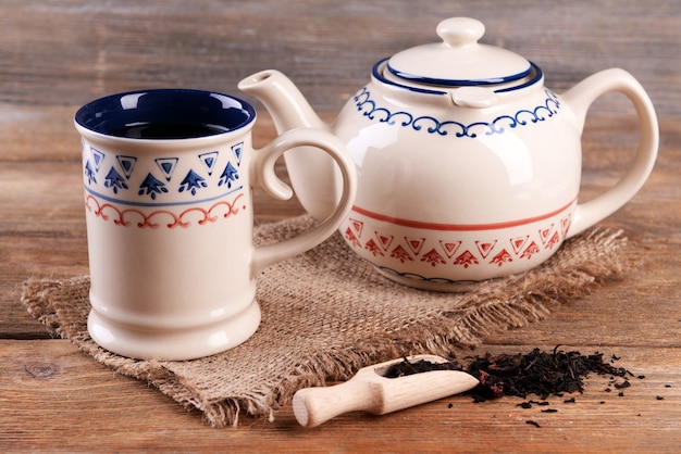 Taza de té en primer plano de la mesa