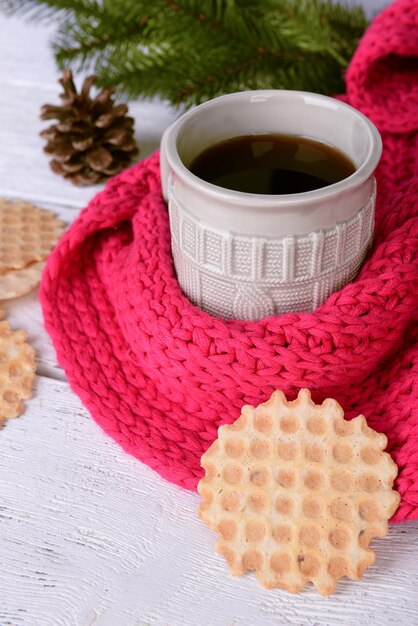 Taza de té en primer plano de la mesa