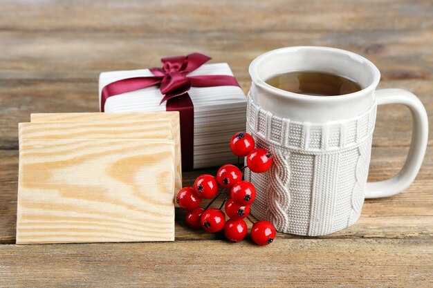 Taza de té en primer plano de la mesa