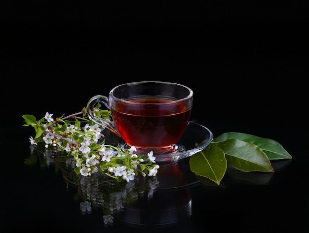 Taza de té y rama de cerezo