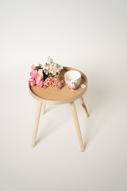 Foto taza de té y un ramo de flores en la mesa de madera