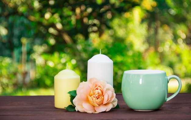 Taza de té relajante en el jardín de verano.