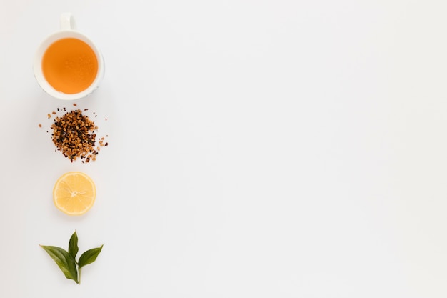 Taza de té con rodaja de limón y espacio de copia