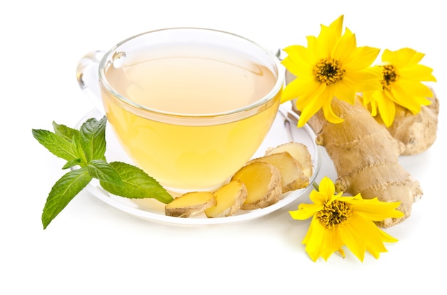 Taza de té con rodajas de jengibre y flor de equinácea cerca aislado en blanco