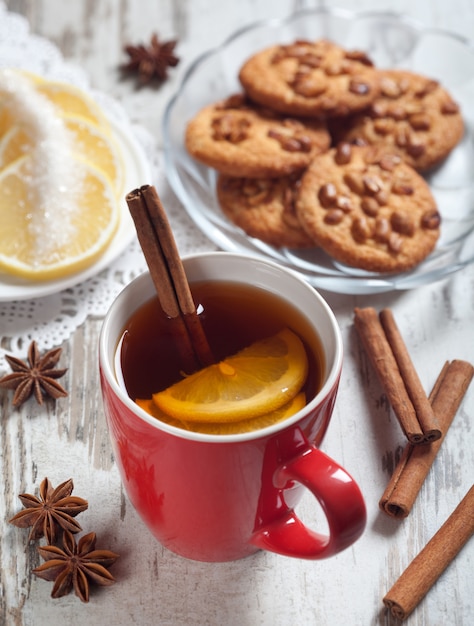 Taza de té con rodajas de limón