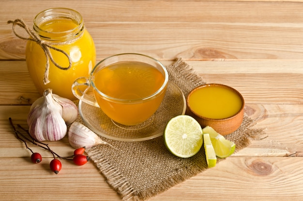 Taza de té con rodajas de limón