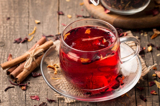 Taza de té rojo fresco