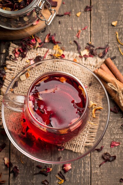 Taza de té rojo fresco