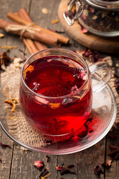 Taza de té rojo fresco