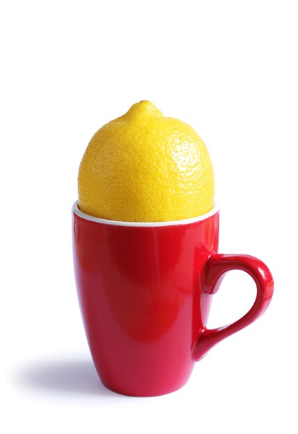 Taza de té rojo y limón sobre blanco